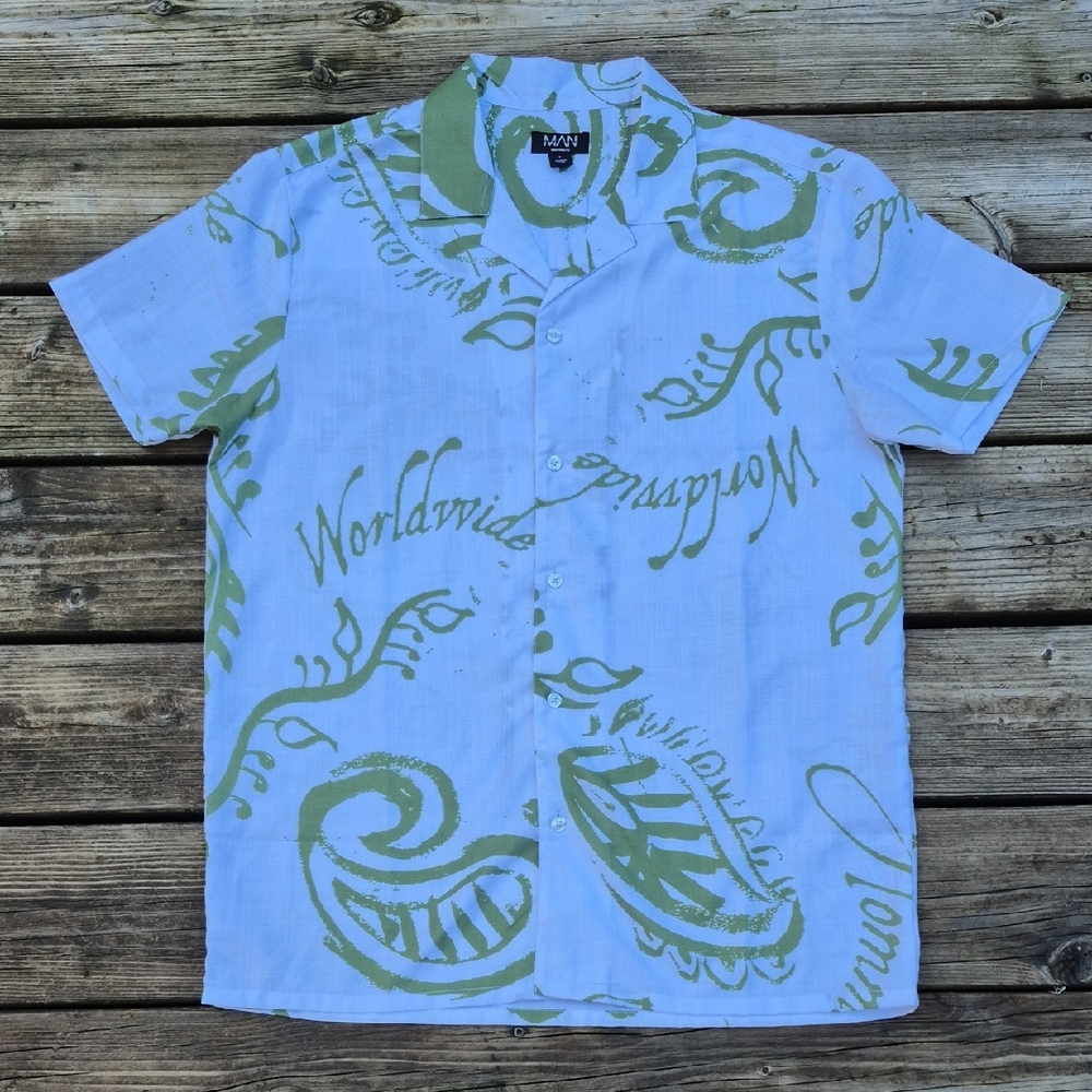 Boohoo Men's Olive and White Graphic Shirt